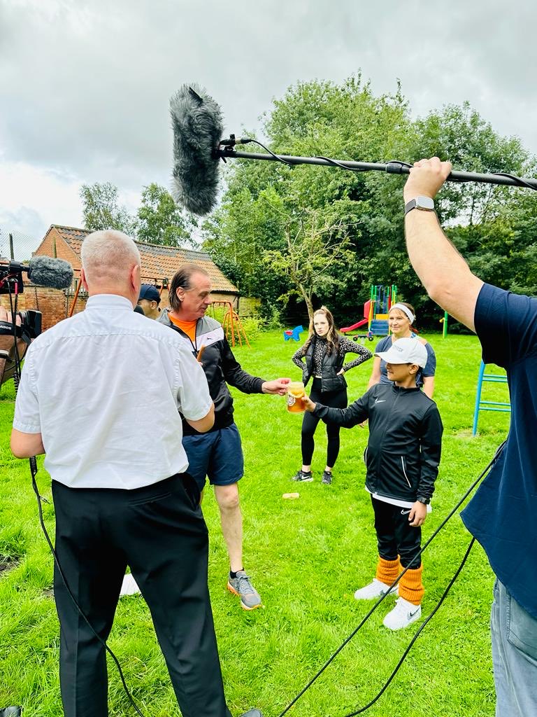Day 2 of filming #TwinLeaps &amp; there’s some stars on set The Wheel Gone Kid himself, Gabriel Lockwood, World champ boxer ⁦<a href="/ward_legend/">Steve Ward boxer</a>⁩ and ⁦<a href="/LCornelius_/">Lauren Cornelius</a>⁩ filming with ⁦<a href="/SpoonJarFilms/">Spoon Jar Films</a>⁩ ⁦<a href="/KLensUK1/">KLensUK</a>⁩ ⁦<a href="/MrKelly2u/">WA Kelly</a>⁩ ⁦<a href="/MattHolt76/">Matt Holt | Filmmaker</a>⁩