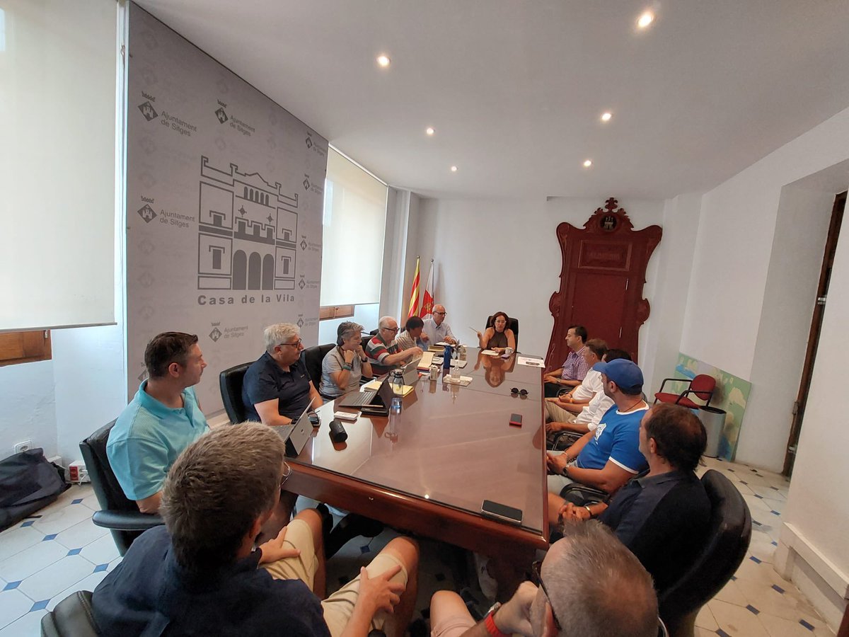 aurorasitges's tweet photo. El govern d’@AjSitges ens vam reunir fa uns dies amb @GremiHostSitges per valorar la situació actual del sector. De segur, serà una legislatura de cooperació i de molta feina per seguir potenciant la marca #Sitges i continuar avançant cap a un model més sostenible i diversificat! https://t.co/umhSA4NLXd
