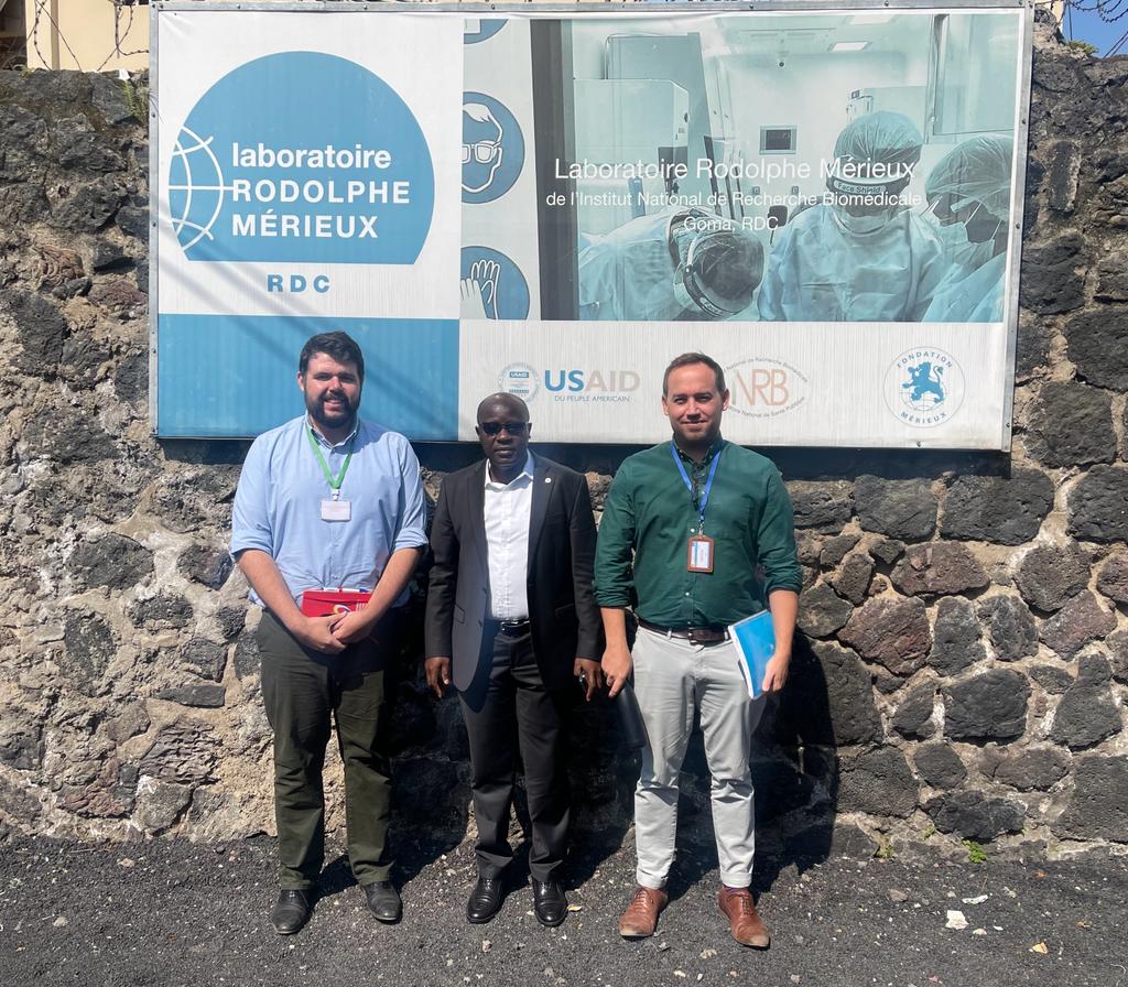 SamBeckwith_'s tweet photo. J'apprends toujours de mes réunions avec l'INRB. Pendant un RV avec @Inrb_goma, on a visité leur impressionnant laboratoire mobile 👨‍🔬 et abordé leur rôle dans la surveillance 🔎, des priorités pour l'avenir et de la manière dont 🇬🇧 et l'INRB peuvent renforcer nos relations. https://t.co/NWKeb02YJb