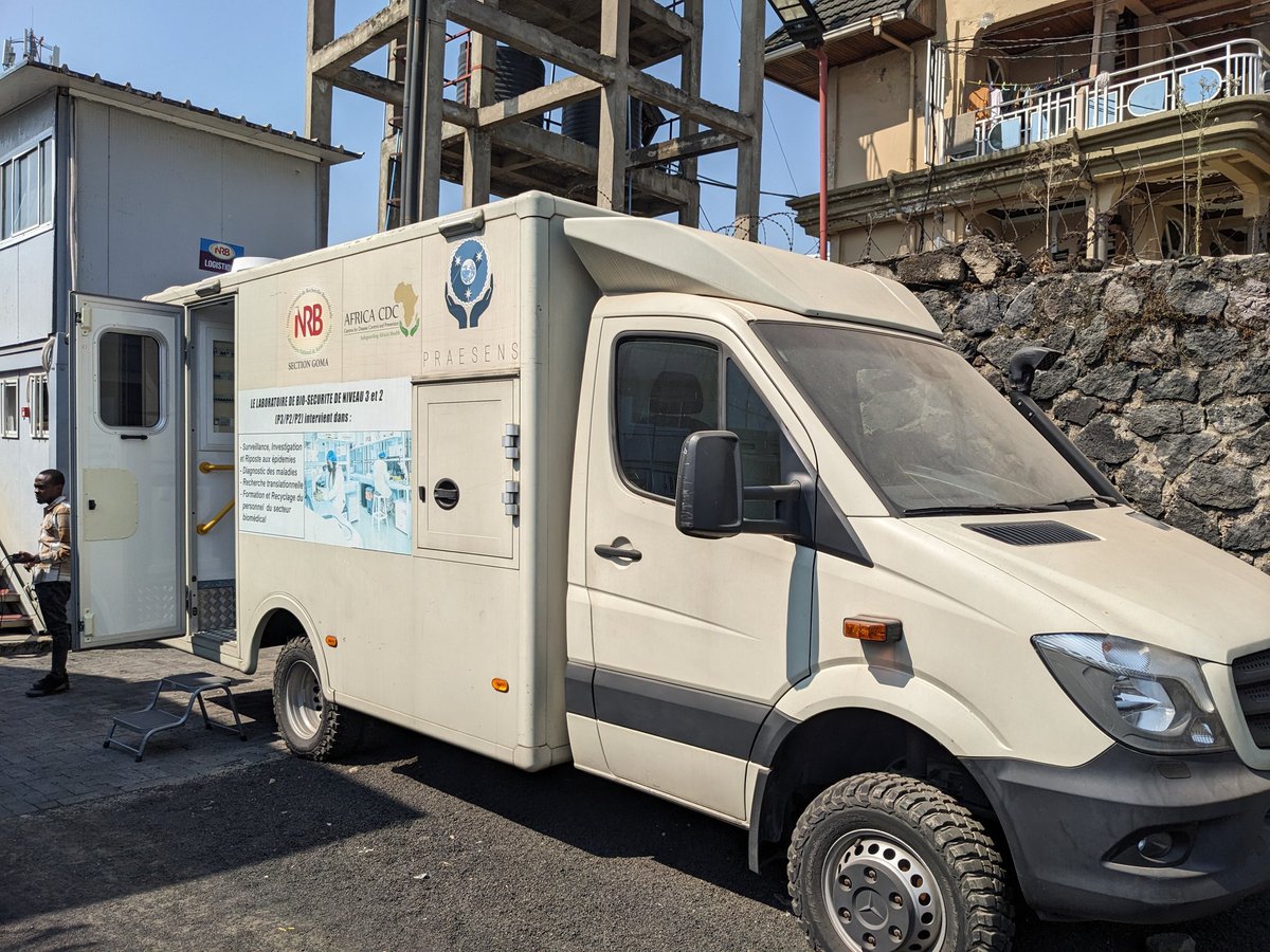 SamBeckwith_'s tweet photo. J'apprends toujours de mes réunions avec l'INRB. Pendant un RV avec @Inrb_goma, on a visité leur impressionnant laboratoire mobile 👨‍🔬 et abordé leur rôle dans la surveillance 🔎, des priorités pour l'avenir et de la manière dont 🇬🇧 et l'INRB peuvent renforcer nos relations. https://t.co/NWKeb02YJb
