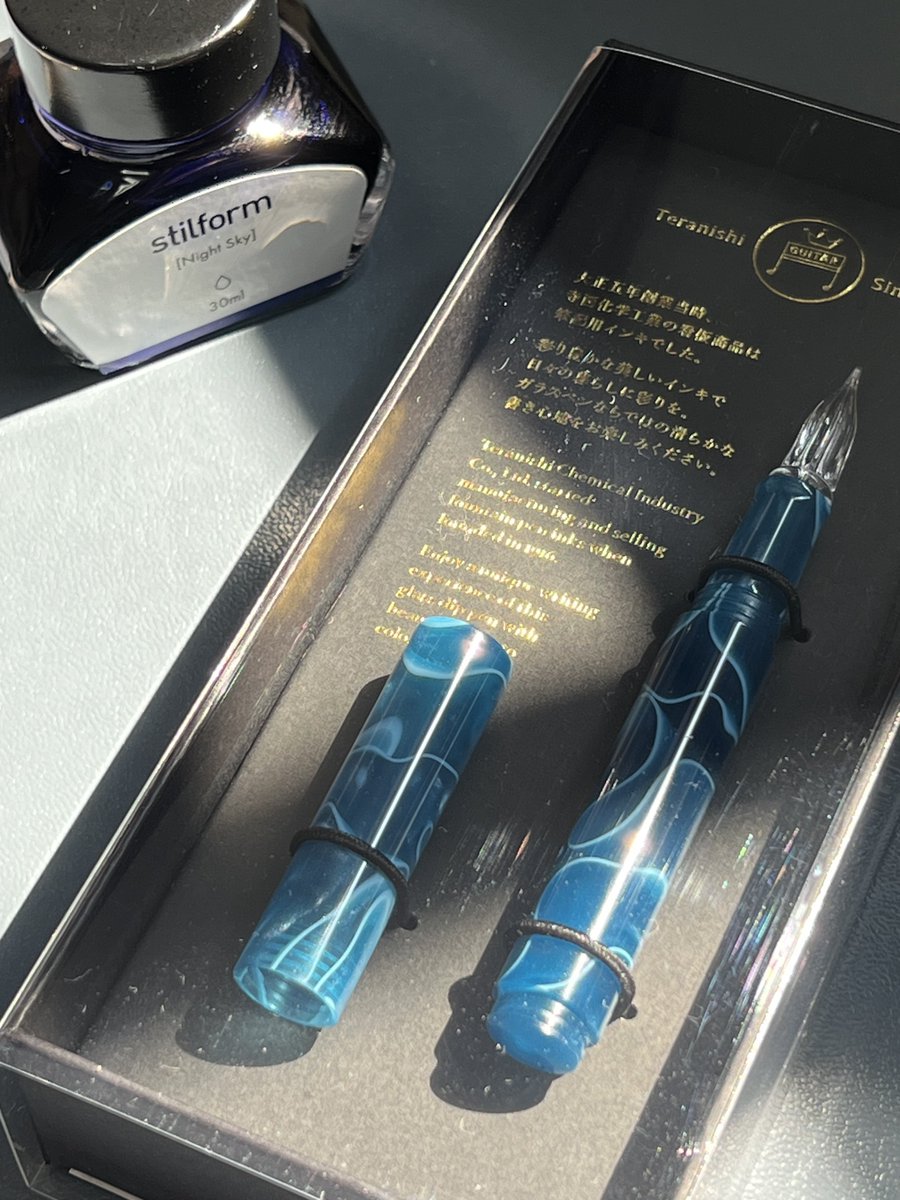 pheasantbeak's tweet photo. @Penne191 さんから寺西化学工業さんのガラスペンを購入しました！
夏に似合うブルーの爽やかな軸が好み😆
ガラスペン独特のシャッシャッという音とコツコツ音の二重奏✨

#寺西化学工業 #ガラスペン #stilform https://t.co/1QQU2zVNaZ