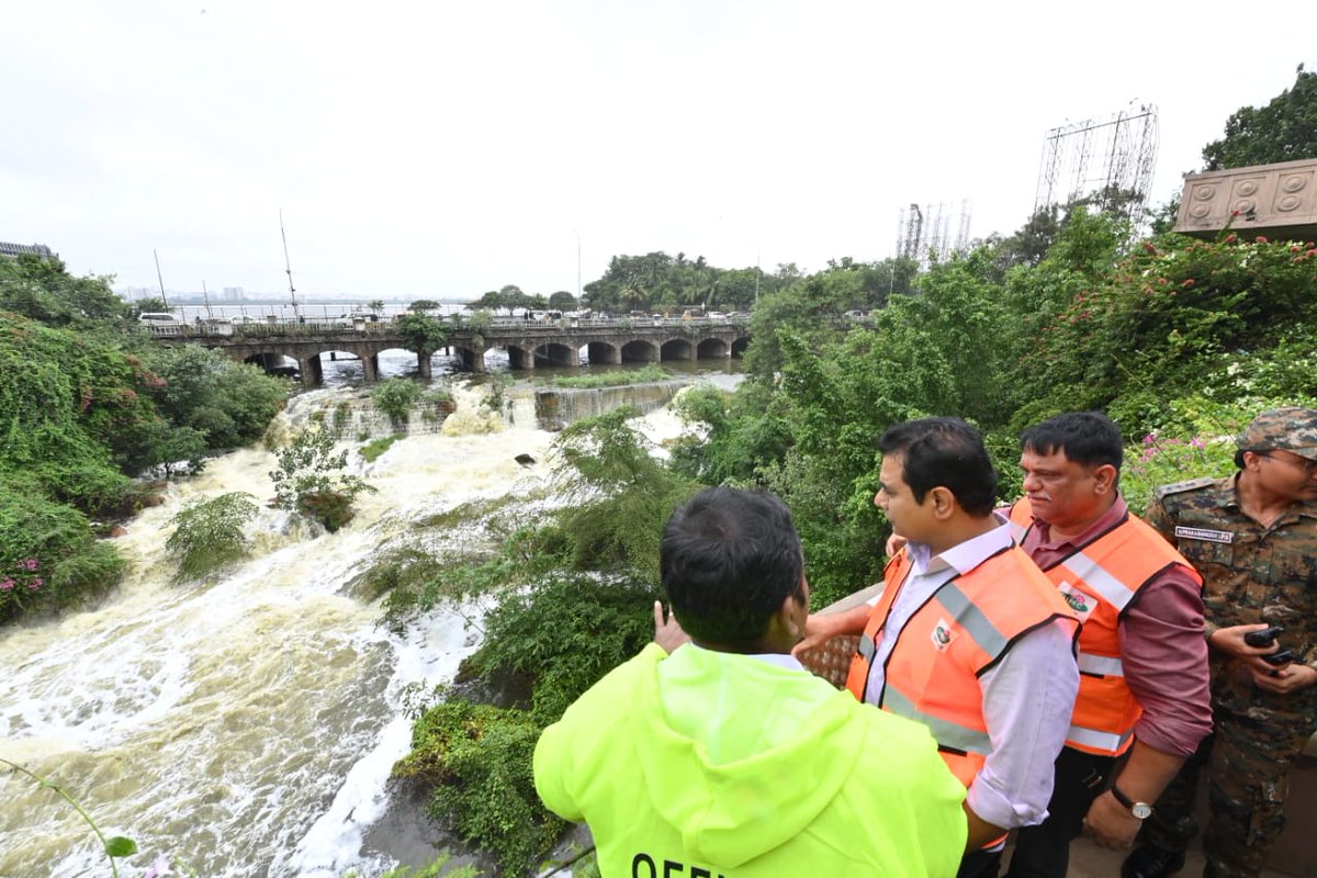 MinisterKTR's tweet photo. భారీ వర్షాల నేపథ్యంలో హైదరాబాద్ నగరంలోని పలు ప్రాంతాల్లో పురపాలక శాఖ మంత్రి @KTRBRS పర్యటించారు. హుస్సేన్ సాగర్ వద్ద వరద ఉధృతిని మంత్రి పరిశీలించారు.

రాష్ట్రవ్యాప్తంగా వర్ష ప్రభావిత పట్టణాల్లో ఉన్న పరిస్థితులపైన పురపాలక శాఖ అధికారులు, అడిషనల్ కలెక్టర్లతో మంత్రి టెలి కాన్ఫరెన్స్ నిర్వహించారు. ప్రాణ నష్టం జరగకుండా చూడడమే ప్రాథమిక ప్రాధాన్యతగా పని చేయాలని, లోతట్టు ప్రాంతాల్లో ఉన్న పరిస్థితులపైన అప్రమత్తంగా ఉండాలని మంత్రి కేటీఆర్ ఆదేశించారు.