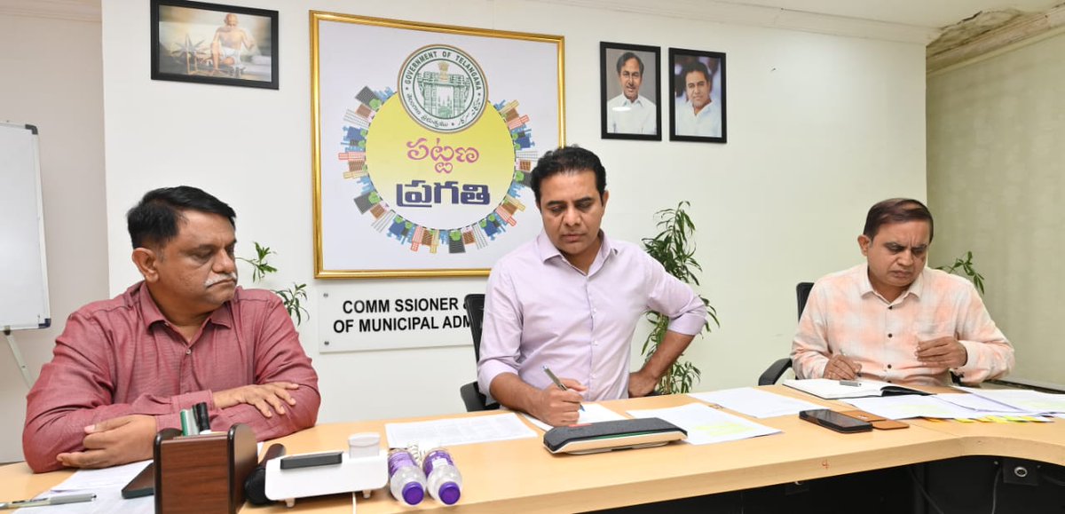 భారీ వర్షాల నేపథ్యంలో హైదరాబాద్ నగరంలోని పలు ప్రాంతాల్లో పురపాలక శాఖ మంత్రి <a href="/KTRBRS/">KTR</a> పర్యటించారు. హుస్సేన్ సాగర్ వద్ద వరద ఉధృతిని మంత్రి పరిశీలించారు.

రాష్ట్రవ్యాప్తంగా వర్ష ప్రభావిత పట్టణాల్లో ఉన్న పరిస్థితులపైన పురపాలక శాఖ అధికారులు, అడిషనల్ కలెక్టర్లతో మంత్రి టెలి కాన్ఫరెన్స్