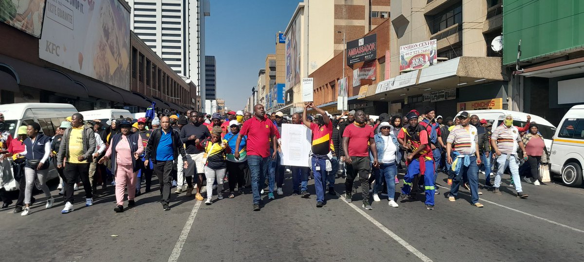 ModipaDimakatso's tweet photo. City of Tshwane workers making CBD ungovernable demand wage increase https://t.co/iGTd4e0Bfz