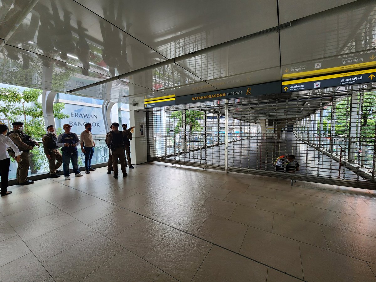 MayWongST's tweet photo. Parts of #Bangkok Skywalk link already closed in preparation of #Thailand protest downtown #Ratchaprasong. Demonstrators gathering to urge MPs & #military-appointed senators to respect election results which saw @MFPThailand @Pita_MFP win #respectmyvote #ม็อบ27กรกฎา66 https://t.co/BHsiQWFhHg