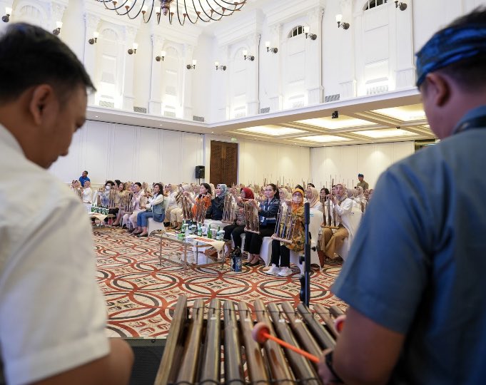 joerendy's tweet photo. 11.
Sebagai instrumen musik tabuh, angklung dimainkan dalam ansambel dengan beberapa pemain yang memegang angklung berbeda, menghasilkan serangkaian nada yang indah.
#AngklungIndonesia https://t.co/Tx67vAgOYQ