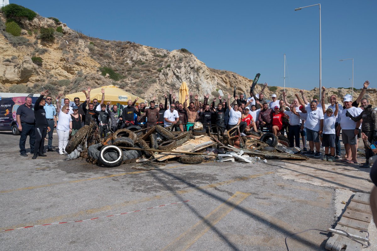 HELMEPA's tweet photo. 2 τόνους απορρίματα κατέγραψε η #HELMEPA στη σελίδα της στο @DebrisTracker #app🤿40+ #δύτες-6 σκάφη της #MEPP στον #υποβρύχιο καθαρισμό από λιμάνι #Ραφήνας μέχρι Κόκκινο Λιμανάκι ✊#Μαζί, μπορούμε #να_σώσουμε_τις_θάλασσες! #underwater #cleanup #seaislife #saveourseas #volunteers https://t.co/7IVUQB3Jha