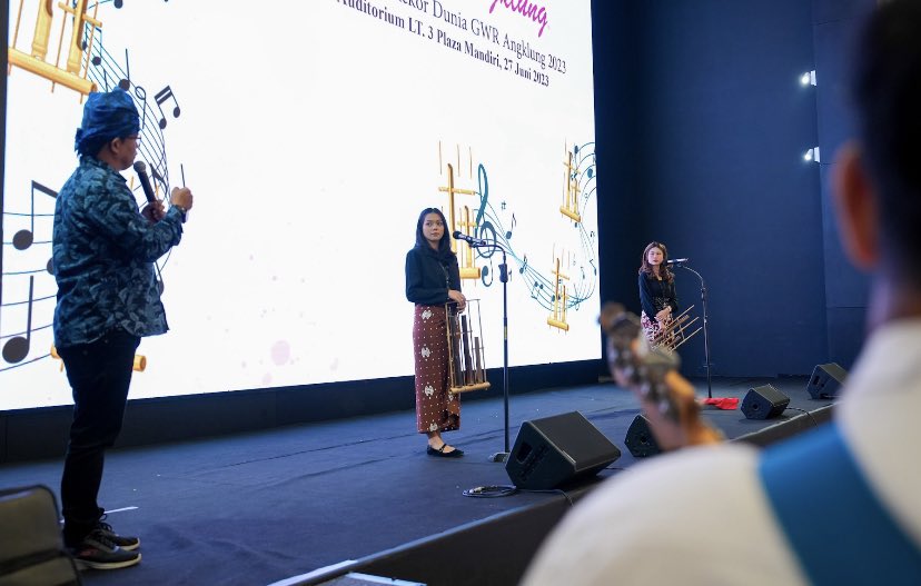 joerendy's tweet photo. 12.
Tradisi bermain angklung telah turun temurun dari generasi ke generasi dan menjadi bagian tak terpisahkan dari kehidupan masyarakat Sunda.
#AngklungIndonesia https://t.co/WKWbyP4ZDv