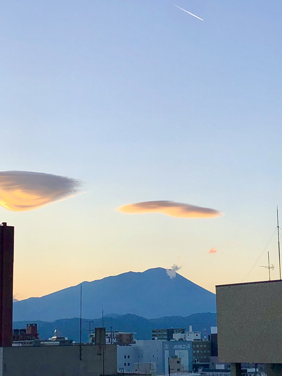 カワトク屋上SORABAより岩手山を望む