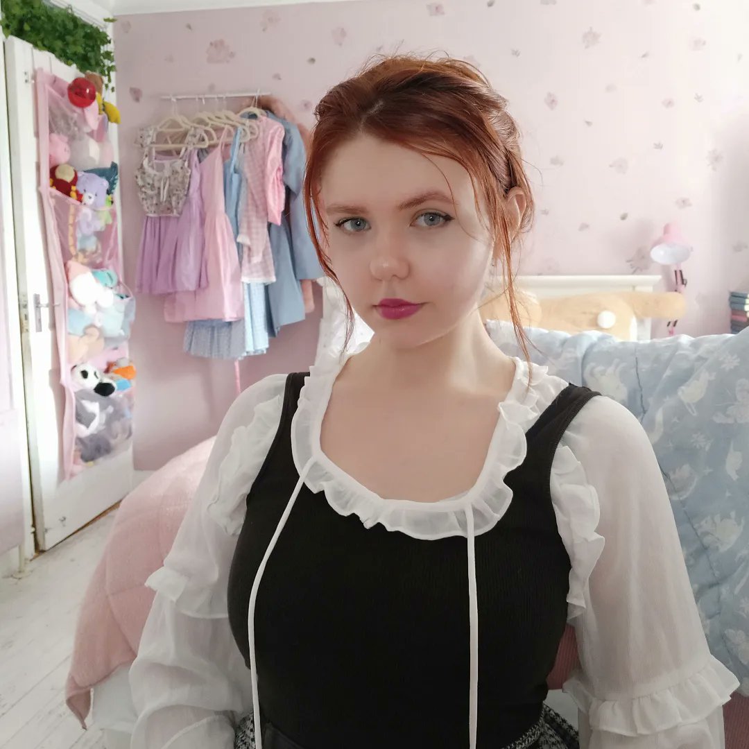 beccasbrainbox's tweet image. I am weirdly attractive according to tiktok