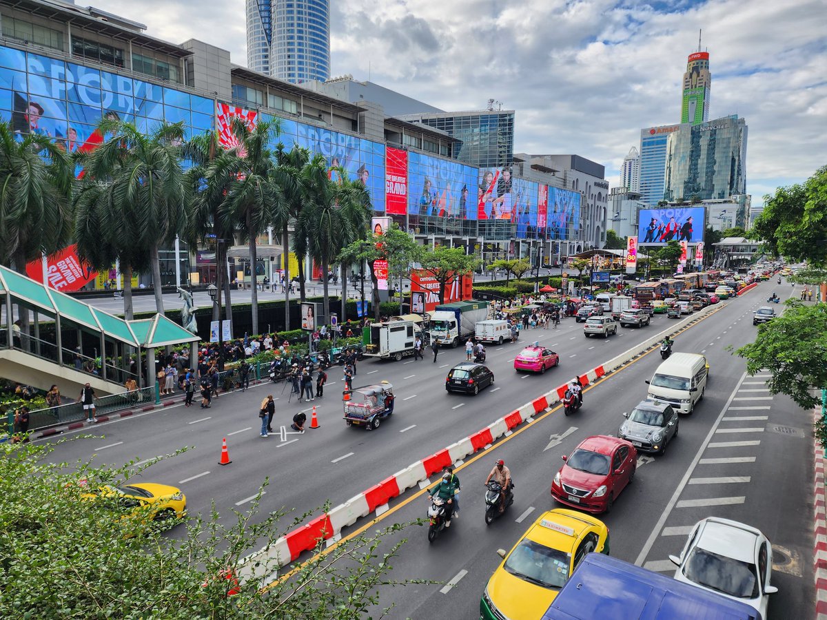 MayWongST's tweet photo. Parts of #Bangkok Skywalk link already closed in preparation of #Thailand protest downtown #Ratchaprasong. Demonstrators gathering to urge MPs & #military-appointed senators to respect election results which saw @MFPThailand @Pita_MFP win #respectmyvote #ม็อบ27กรกฎา66 https://t.co/BHsiQWFhHg