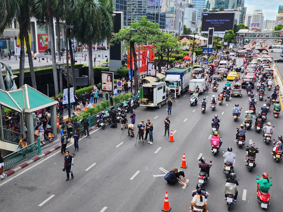 MayWongST's tweet photo. Parts of #Bangkok Skywalk link already closed in preparation of #Thailand protest downtown #Ratchaprasong. Demonstrators gathering to urge MPs & #military-appointed senators to respect election results which saw @MFPThailand @Pita_MFP win #respectmyvote #ม็อบ27กรกฎา66 https://t.co/BHsiQWFhHg