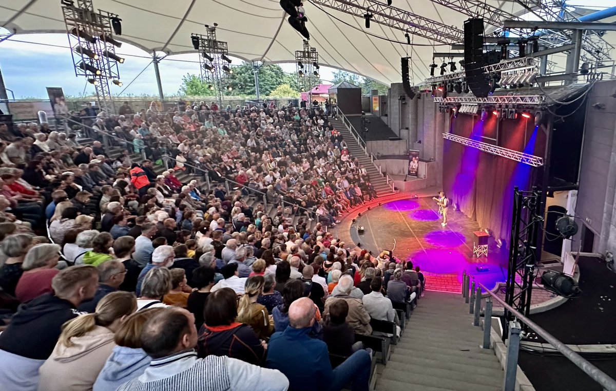 PeterValance's tweet photo. Unsere neue Show “SUPERMAGIC!” hatte bereits im Mai Premiere und wurde mit viel Beifall und Standing Ovations belohnt. Auch am WE hatten wir wieder das große Vergnügen vor ausverkauftem Haus unsere Zaubershow zu präsentieren #show #magic #event  #illusion #entertainment #magier https://t.co/vaJNe0r0rT