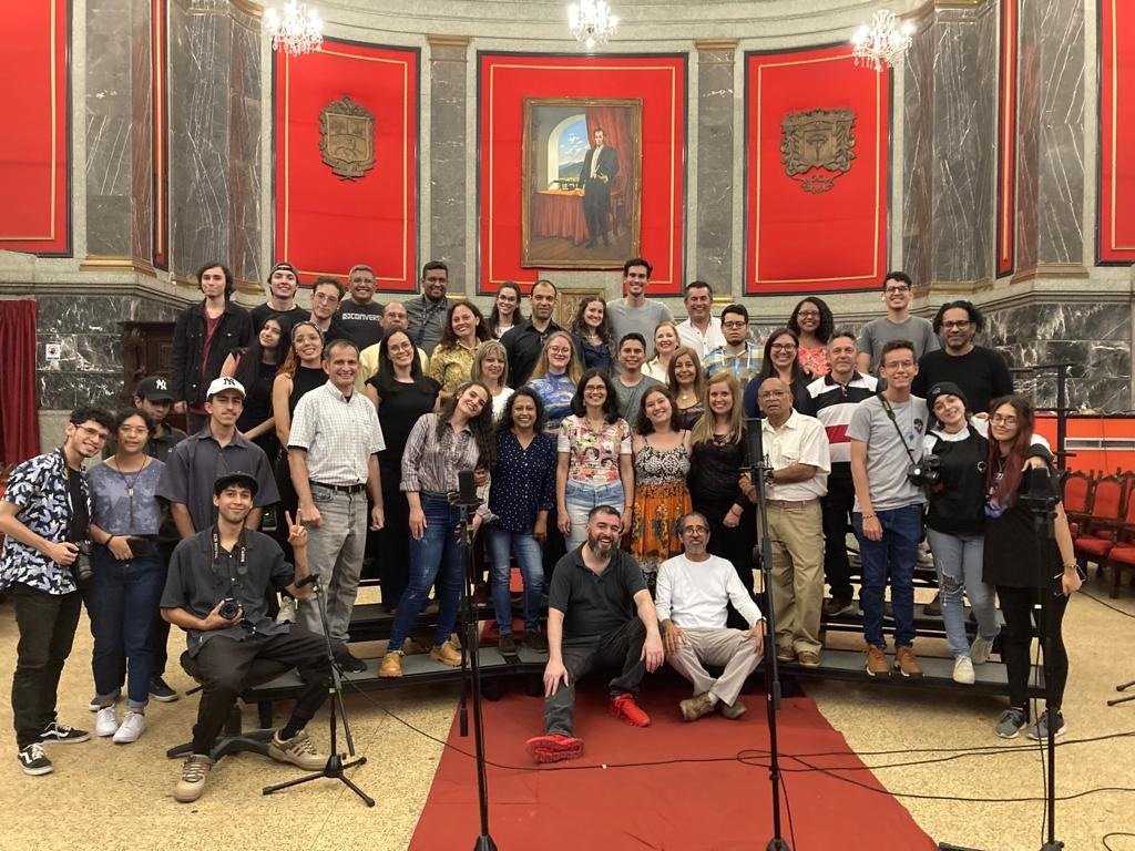 #27jul | ¿Suceden cosas hermosas en este país? Claro que sí. ✨

Ayer la @coraldetrabajadoresula tuvo sesión de grabación en el Aula Magna de la Universidad de los Andes. 

¿Quieren saber más? Pronto les contaremos 🤩

PD. un 26 de julio feliz 💙