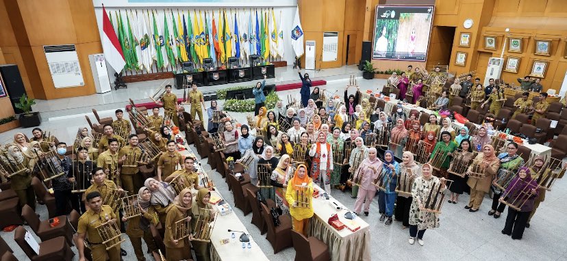 joerendy's tweet photo. 17.
Bentuk rencana ini adalah untuk mengumpulkan jumlah pemain angklung terbanyak di satu tempat dan secara bersama-sama memainkan lagu-lagu khas Indonesia. 
#AngklungIndonesia https://t.co/p8znqCiQof