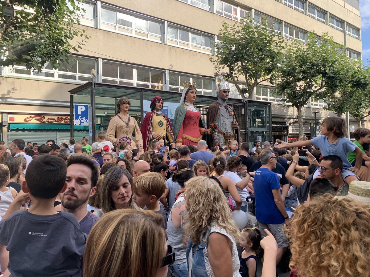 NualaRed's tweet photo. On eren les galetes d’ahir de la #convidada de la Família #Robafaves? Ni les vam ensumar.

S’han gastat tot el pressupost en la corona i el casc nous i no ha quedat gaire pressupost per la púrria?

#LesSantes https://t.co/pmF6tPNQaC