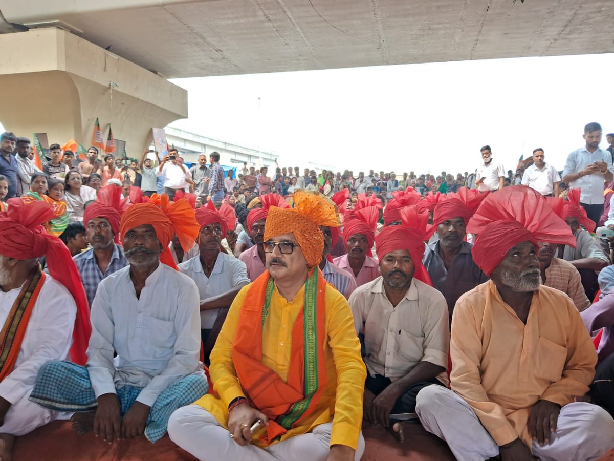 Virend_Sachdeva's tweet photo. आज प्रधानमंत्री श्री @narendramodi जी द्वारा किसान सम्मान निधि की 14वीं किश्त और 1.25 लाख 'PM किसान समृद्धि केंद्र' देश को समर्पित किए गए।

आज यमुना चिल्ला खादर में किसानों के साथ आदरणीय प्रधानमंत्री श्री नरेंद्र मोदी जी का ओजस्वी उद्बोधन सुना।

मोदी जी के नेतृत्व में किसान आत्मनिर्भर बन रहा है। देश का किसान मोदी जी की नीतियों से खुश है 
और समृद्धि के पथ पर अग्रसर है। 

@blsanthosh @ANI @PTI_News