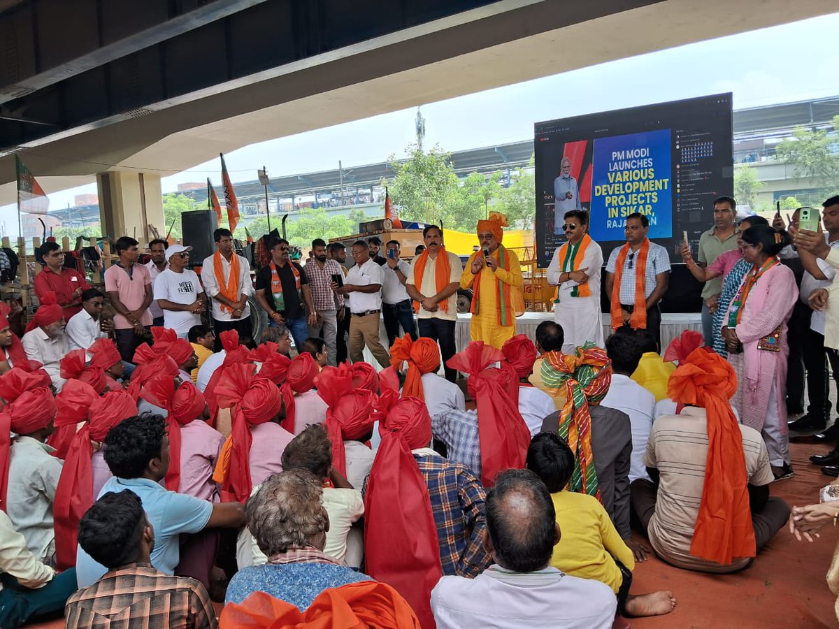Virend_Sachdeva's tweet photo. आज प्रधानमंत्री श्री @narendramodi जी द्वारा किसान सम्मान निधि की 14वीं किश्त और 1.25 लाख 'PM किसान समृद्धि केंद्र' देश को समर्पित किए गए।

आज यमुना चिल्ला खादर में किसानों के साथ आदरणीय प्रधानमंत्री श्री नरेंद्र मोदी जी का ओजस्वी उद्बोधन सुना।

मोदी जी के नेतृत्व में किसान आत्मनिर्भर बन रहा है। देश का किसान मोदी जी की नीतियों से खुश है 
और समृद्धि के पथ पर अग्रसर है। 

@blsanthosh @ANI @PTI_News