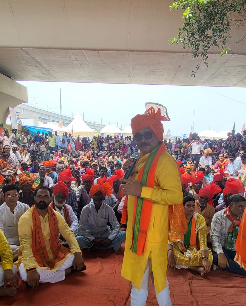 Virend_Sachdeva's tweet photo. आज प्रधानमंत्री श्री @narendramodi जी द्वारा किसान सम्मान निधि की 14वीं किश्त और 1.25 लाख 'PM किसान समृद्धि केंद्र' देश को समर्पित किए गए।

आज यमुना चिल्ला खादर में किसानों के साथ आदरणीय प्रधानमंत्री श्री नरेंद्र मोदी जी का ओजस्वी उद्बोधन सुना।

मोदी जी के नेतृत्व में किसान आत्मनिर्भर बन रहा है। देश का किसान मोदी जी की नीतियों से खुश है 
और समृद्धि के पथ पर अग्रसर है। 

@blsanthosh @ANI @PTI_News