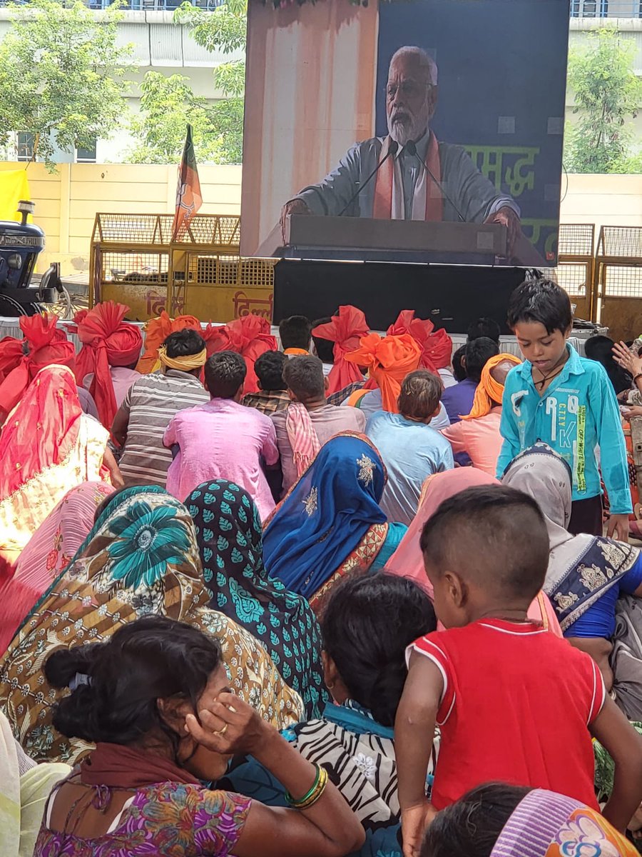 Virend_Sachdeva's tweet photo. आज प्रधानमंत्री श्री @narendramodi जी द्वारा किसान सम्मान निधि की 14वीं किश्त और 1.25 लाख 'PM किसान समृद्धि केंद्र' देश को समर्पित किए गए।

आज यमुना चिल्ला खादर में किसानों के साथ आदरणीय प्रधानमंत्री श्री नरेंद्र मोदी जी का ओजस्वी उद्बोधन सुना।

मोदी जी के नेतृत्व में किसान आत्मनिर्भर बन रहा है। देश का किसान मोदी जी की नीतियों से खुश है 
और समृद्धि के पथ पर अग्रसर है। 

@blsanthosh @ANI @PTI_News