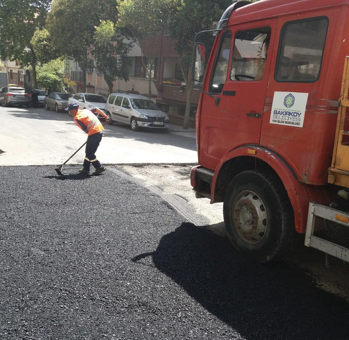 Bakırköyümüzün tüm mahallelerinde,
YOL BAKIM-ONARIM-YENİLEME-ASFALTLAMA çalışmalarımızı yoğun bir şekilde sürdürüyoruz.