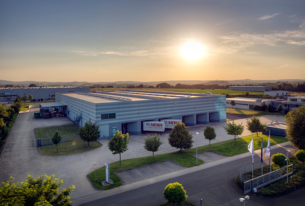 MEWA_BE's tweet image. Avec 47 sites et environ 5 700 collaborateurs, l'entreprise familiale #Mewa approvisionne plus de 200 000 entreprises de différents secteurs à travers l'Europe. #mewatm #textilsharing #sharingfitseveryone