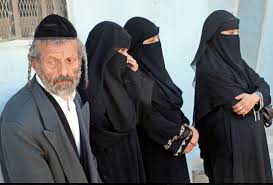 onnturkiye's tweet photo. ⛔Başörtüsü, başı örtmek, çıplak baş ve saçların örtülmesi gibi kavram ve uygulamalar en açık-seçik olarak Talmud’da geçmektedir. 

⛔Eğer bunları başörtüsü için dinsel delil olarat kabul etseydik ya da Yahudiliğe mensup olsaydık, başörtüsünün hiç tartışmasız ve kesin bir dinsel emir olduğunu söyleyebilirdik. 
⛔Kaldı ki Talmud, Yahudi dini hukuku ile ilgili kitaplardır. Mişna ve Talmud’da, açıkça başı ve saçları örtmenin gerekliliği defalarca vurgulanır. 

☑️Ama Kuran'da böylesine açık bir kanıt olmadığı için, vurgu da tabiatıyla yoktur.
