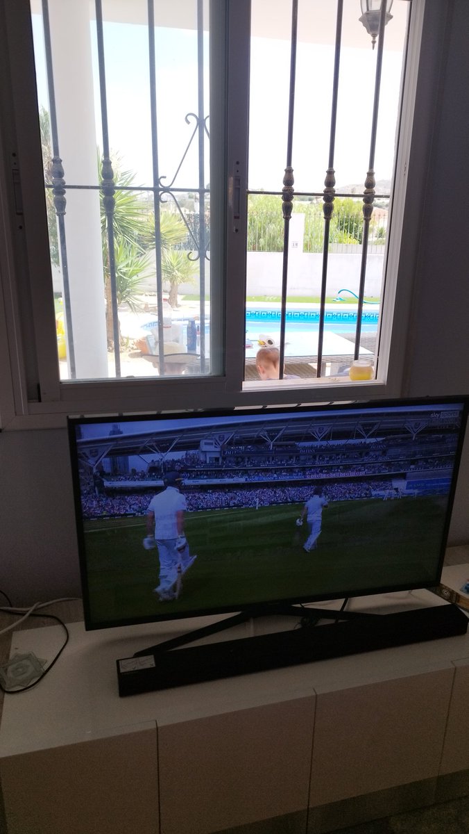 MikeRentonJA's tweet photo. Difficult choices... #Ashes #EnglandCricket #AUSvENG https://t.co/u4y5hLPjPl