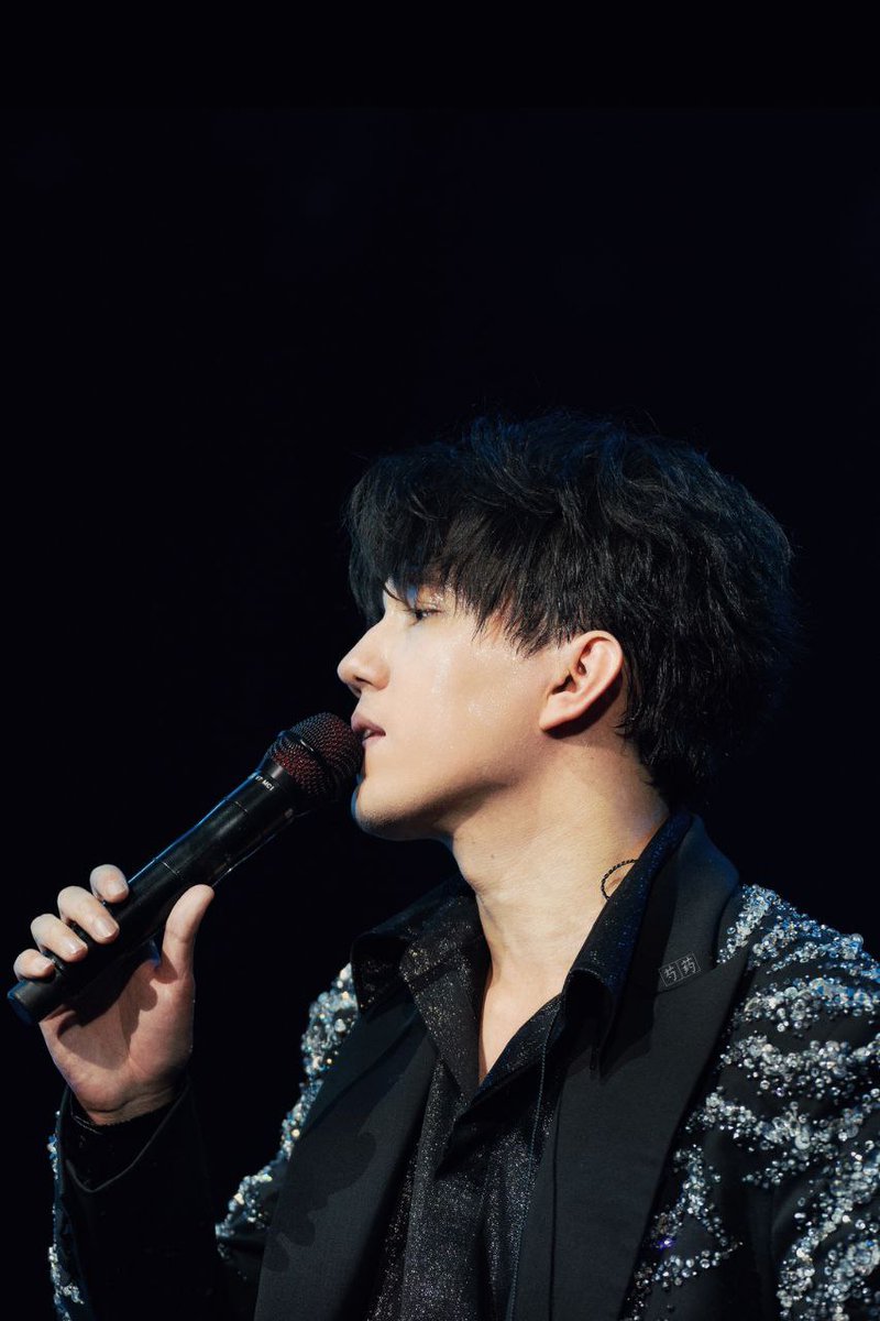 rekalubwi1's tweet photo. @2258nana Freunde! Ein Monat ist seit Dimashs Konzert in Malaysia vergangen. 😍🥰SOON NEW RELEASE BY 
DIMASH WEEKEND 
#Life #Omir 
#OmirByDimash 
#VoiceOfUniverse https://t.co/gBNWasrm24