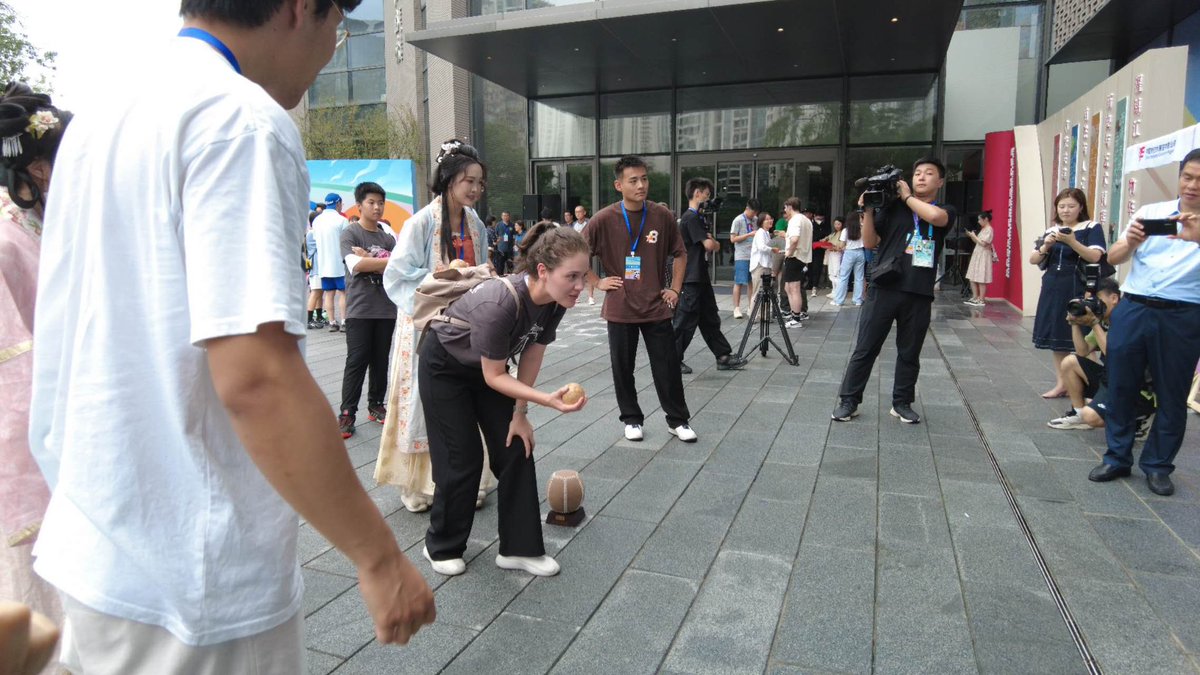 The launch of the "Youth in Bloom" humanities exchange programme, where foreign athletes met Chinese students in Chinese dress, featured a variety of live performances, and built a bridge of civilisation between the East and the West. #FISUGAMES #巴适看大运