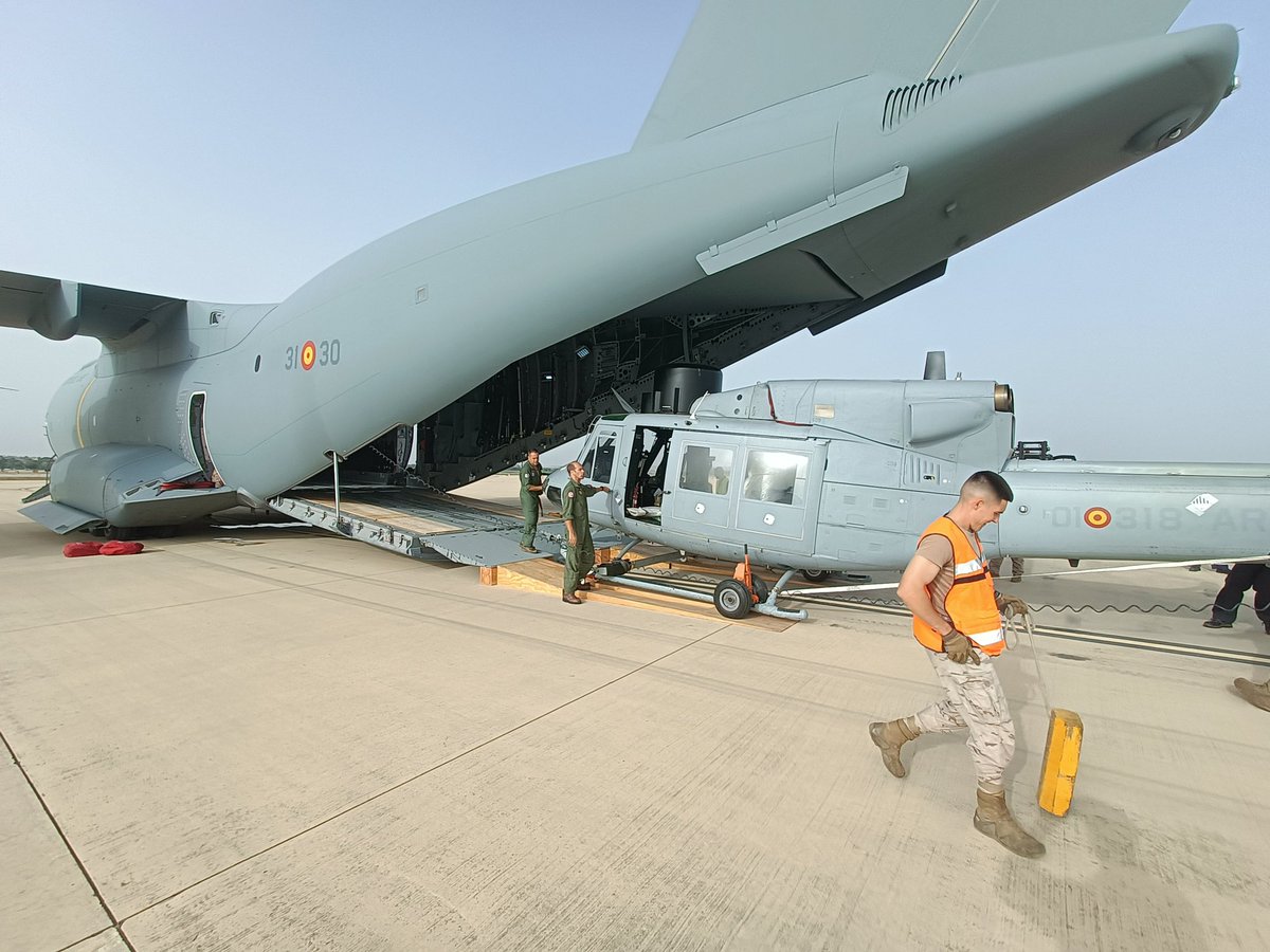 EjercitoAire's tweet photo. Un #A400M del #ALA31 transporta de urgencia un helicóptero #AB412 de @Armada_esp, para su utilización en el marco de la Operación Atalanta.
Como bien dice su lema: “Lo que sea, donde sea, cuando sea” 💪🏻
#SomosElAire @EMADmde https://t.co/iFWop4dG2X