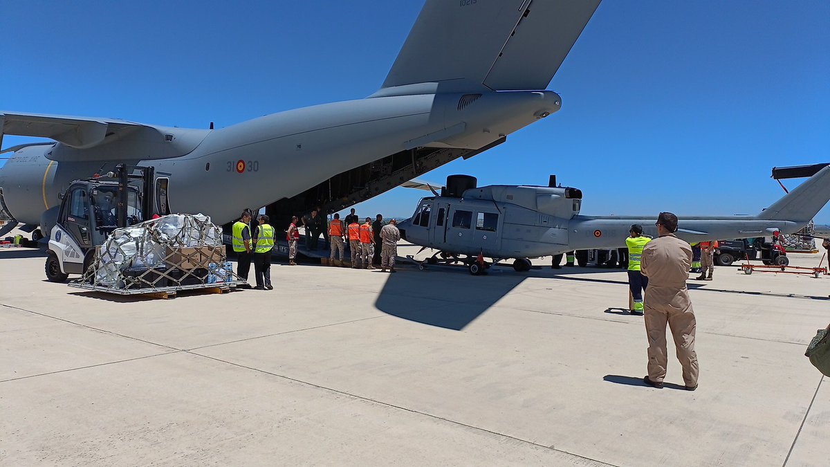 EjercitoAire's tweet photo. Un #A400M del #ALA31 transporta de urgencia un helicóptero #AB412 de @Armada_esp, para su utilización en el marco de la Operación Atalanta.
Como bien dice su lema: “Lo que sea, donde sea, cuando sea” 💪🏻
#SomosElAire @EMADmde https://t.co/iFWop4dG2X