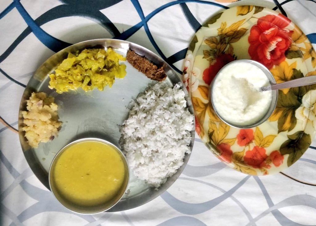 Anti_Congressi's tweet photo. #Simple_Lunch
Daal ,Chawal ,lauki, aloo chaukha, aachar abd Dahi 😍😍

आ जाओ 😍 https://t.co/wIIBQ25v15