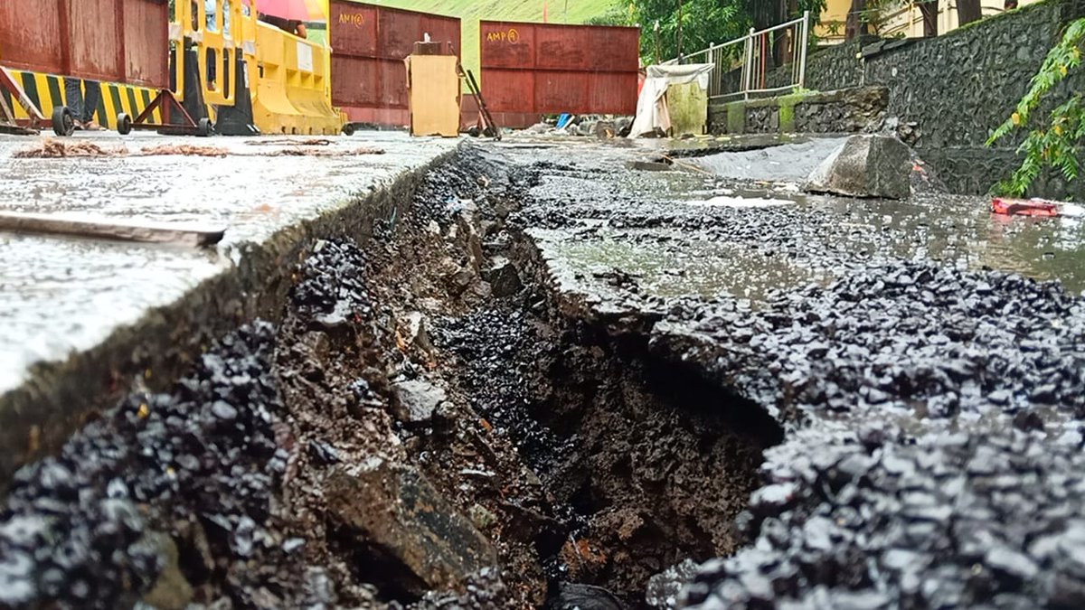 gallilivenews's tweet photo. The wall of #ITPark's major #nullah in #Goregaon collapsed late Monday night, causing the road to #crackopen. 

A #parkedtruck was #trapped as the #roadcaved in, requiring a #crane to be brought in for its #rescue.  

#Goregaon #RoadCollapse #Mumbai #HeavyRains #Heavyrainfall https://t.co/MmQH8msDtT