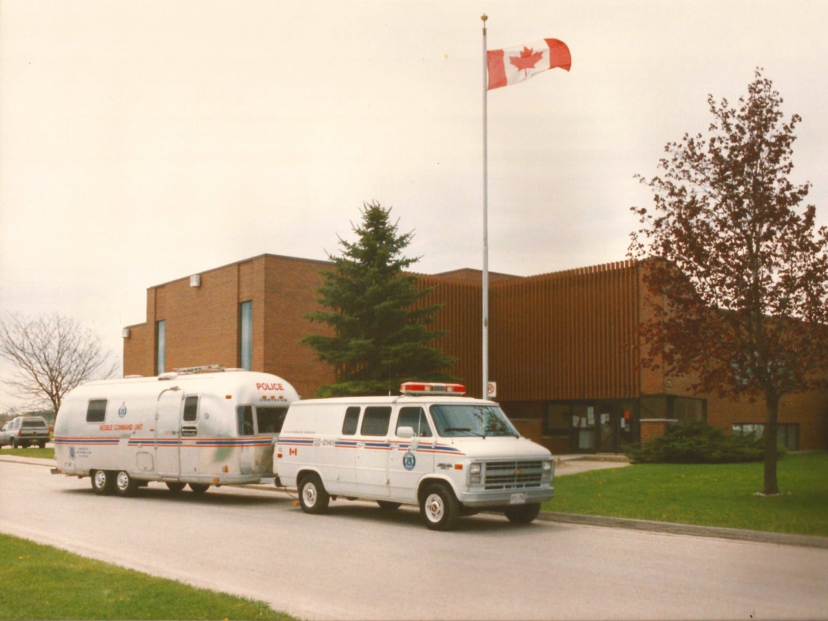 SouthSimcoePS's tweet image. Good morning @townofinnisfil and @TownofBWG! #ThrowBackThursday to the early 1990s and the Innisfil Police Service&apos;s new Airstream Trailer used as the Command Post. 
#HeatWarning continues today so keep cool and have a safe one. 
#TBThursday