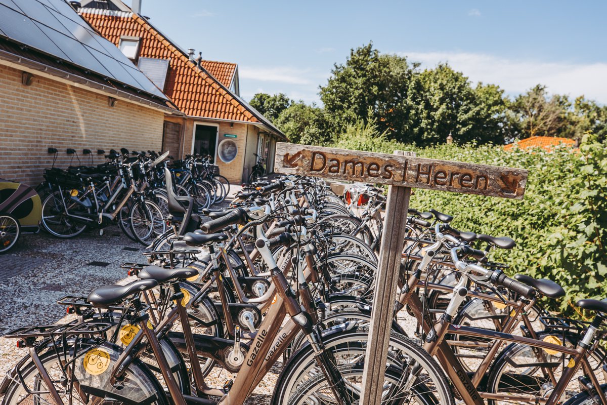 Per fiets is één van de beste manieren om het eiland te ontdekken! Huur een @zeelenfiets bij de receptie en ga eropuit! 🚲

#terschellingrecreatie #fietsenopterschelling #terschelling