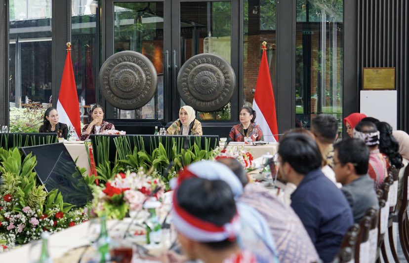 joerendy's tweet photo. 19.
Persiapan pemecahan rekor dunia ini memakan waktu panjang, termasuk koordinasi antara berbagai pihak, pendaftaran peserta, dan persiapan angklung dalam jumlah besar.
#AngklungIndonesia https://t.co/frqKUaI52T
