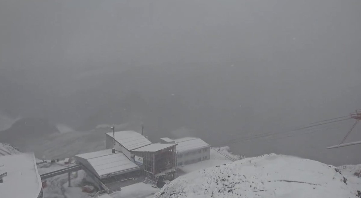 Víctor Riverola i Morera (@riverolavic) on Twitter photo Sigue nevando en los Alpes, pero tranquilos, que no os enterareis... Sigue nevando en los Alpes, pero tranquilos, que no os enterareis...