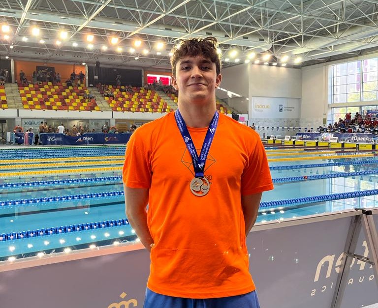 GSDcdeportivo's tweet photo. CTO. ESPAÑA ABSOLUTO-JUNIOR VERANO: ¡Grande nuestro nadador MARIO PÉREZ TORRADO que en la prueba 50 Espalda masculino Absoluto Joven se ha proclamado Subcampeón colgándose la medalla de PLATA! ¡Enhorabuena de todo tu equipo GSD! https://t.co/8ViHvKGQoy
