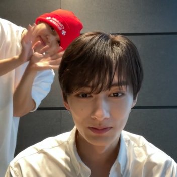 juncheolthinker's tweet photo. SCOUPS VISITED JUN DURING HIS WEIBO LIVE!!!! ❤️ https://t.co/6tLC4ibtAD