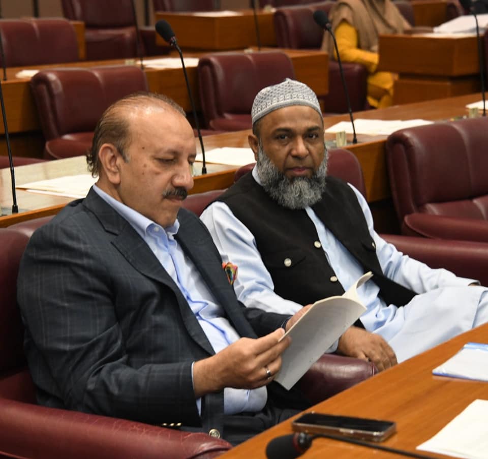 sayal_arham's tweet photo. ہم حامد حمید صاحب کا تہے دل سے شکریہ ادا کرتے ہیں کہ انہوں نے ہمارے مستقبل کو کو بچانے کے لیے اور ہماری ڈگریاں اٹیسٹ کروانے کے لیے آواز بلند کی.   @CMShehbaz @ChHamidHameed @drrkhalid1 #Save_future_of_Students https://t.co/e5iPnueKS2