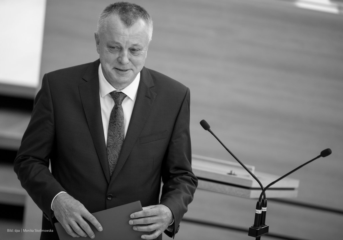 Wir trauern um den ehem. Kultusminister Frank Haubitz. In seiner kurzen Amtszeit hat Haubitz wichtige Weichen gestellt. Die Verbeamtung der Lehrer gehört dazu. Als langjähriger Schulleiter am Gymnasium #Dresden-#Klotzsche war er vielen Generationen von Schülern ein Herzenslehrer.