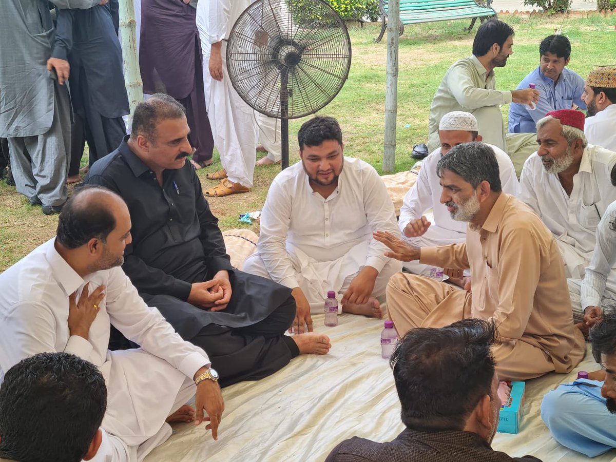 M_YousufJI's tweet photo. ڈپٹی میئر @SalmanAMurad سے ان کے گھر  میں ملاقات کی اور ان کے دادا کے انتقال پر تعزیت کا اظہار کیا۔ مرحوم کے لیے مغفرت اور پسماندگان کے لیے صبر جمیل کی دعا کی۔اس موقع پر سومار برفت (ممبر سٹی کونسل)، @HanzalaAnwJI (وائس چئیرمین یوسی 9) و دیگر ہمراہ موجود ہیں https://t.co/STMNFXyl0y