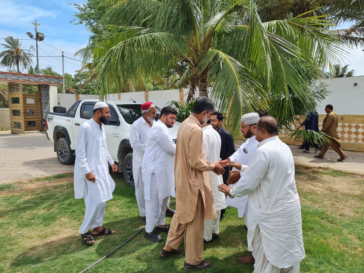 M_YousufJI's tweet photo. ڈپٹی میئر @SalmanAMurad سے ان کے گھر  میں ملاقات کی اور ان کے دادا کے انتقال پر تعزیت کا اظہار کیا۔ مرحوم کے لیے مغفرت اور پسماندگان کے لیے صبر جمیل کی دعا کی۔اس موقع پر سومار برفت (ممبر سٹی کونسل)، @HanzalaAnwJI (وائس چئیرمین یوسی 9) و دیگر ہمراہ موجود ہیں https://t.co/STMNFXyl0y