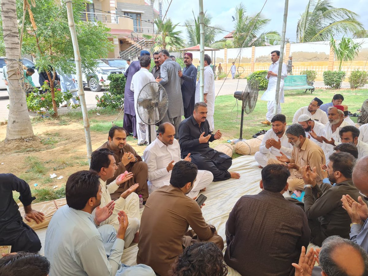 M_YousufJI's tweet photo. ڈپٹی میئر @SalmanAMurad سے ان کے گھر  میں ملاقات کی اور ان کے دادا کے انتقال پر تعزیت کا اظہار کیا۔ مرحوم کے لیے مغفرت اور پسماندگان کے لیے صبر جمیل کی دعا کی۔اس موقع پر سومار برفت (ممبر سٹی کونسل)، @HanzalaAnwJI (وائس چئیرمین یوسی 9) و دیگر ہمراہ موجود ہیں https://t.co/STMNFXyl0y