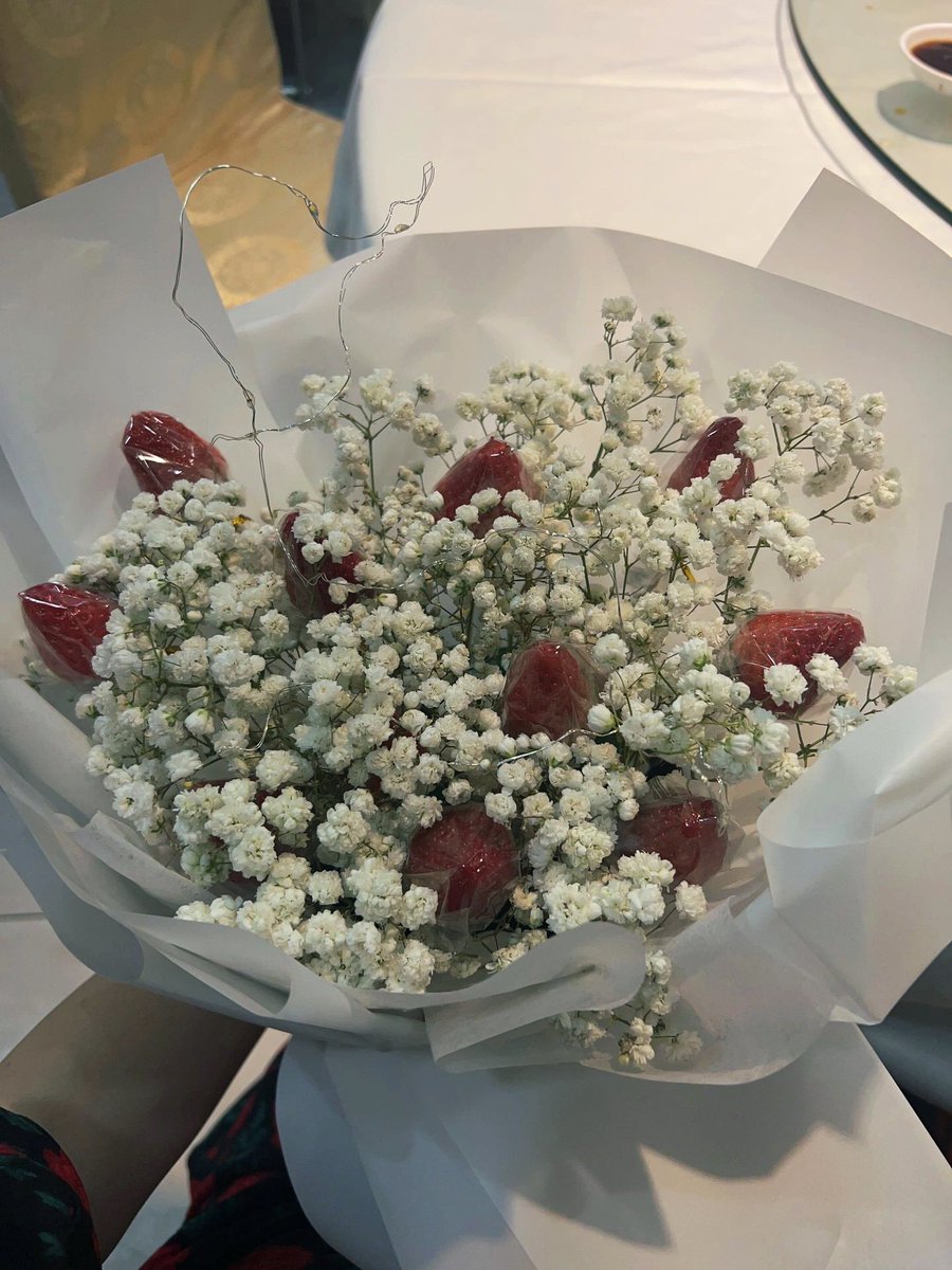 leodoranmbkcq's tweet photo. 花的意义是，它为你设定期限，让你更珍惜它灿烂盛放的时刻也告诉你，当下这一刻很重要 https://t.co/24bC2wwK9k