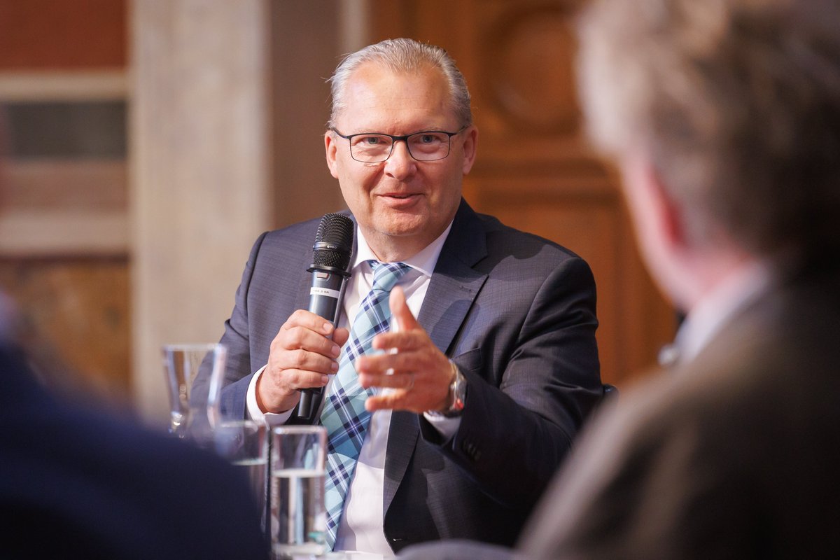 rewiunigraz's tweet photo. Im Rahmen der trilateralen Tagung „20 Jahre Universitätsgesetz - Governance Gestern Heute Morgen“ des österr., deutschen und Schweizer Univ.-Prof.-Verbandes in Wien skizzierte @PoierKlaus, Leiter des @ZHR_Graz, Reformideen für die universitäre Governance in Österreich. https://t.co/nVtMkQxD3t
