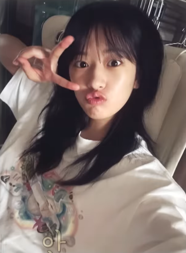 yujzone's tweet photo. cutie yujin enjoying her massage chair while wearing a torong t-shirt 😭 https://t.co/VHfrvS68oi