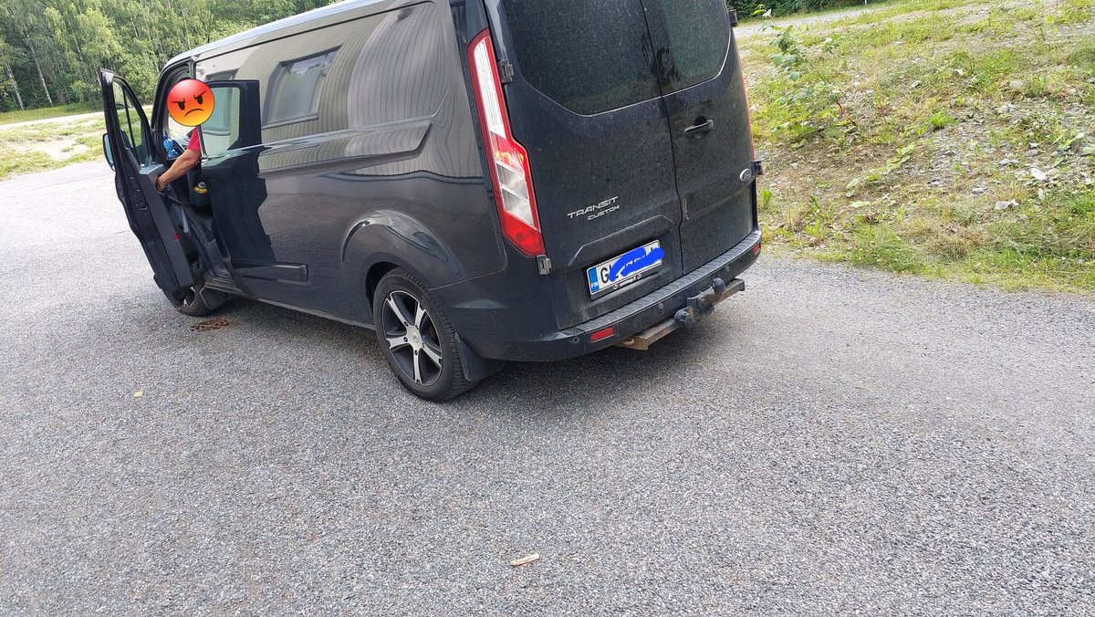 TuroSalo's tweet photo. Kulkekaahan varovasti Peltolammin ala-asteen parakkikoulua kiertävällä sorapihalla. Siellä suhaa autoineen tämmöisiä kiukkusetiä jotka räyhää "katto saatana etees!". Väitti ettei ole parakkityömaan uggelssi, mutta uskoisin että on. Ping @Tamperekaupunki #PeltsuMultsu https://t.co/q4wcuQjfG6