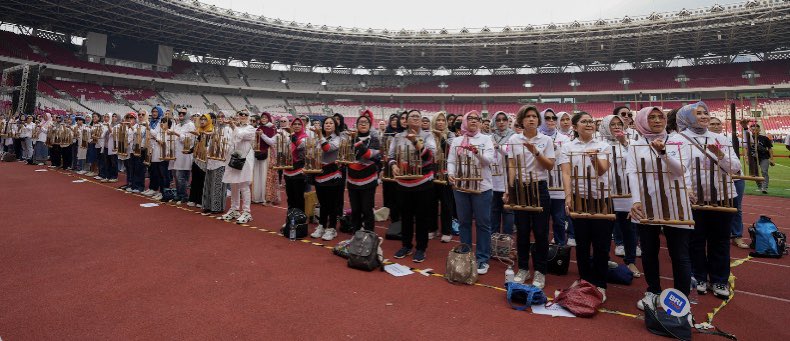 joerendy's tweet photo. 22.
Di dalam kemeriahan suara angklung terdapat nilai-nilai luhur seperti kerja sama, kesatuan, dan gotong-royong. 
#AngklungIndonesia https://t.co/vsIMm0A41v